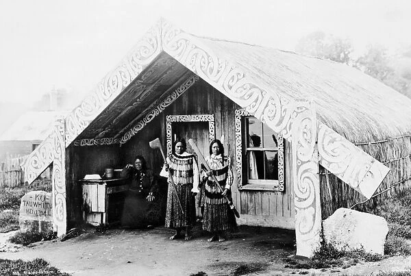 Maoris outside Maori building, 1907 Date: 1907