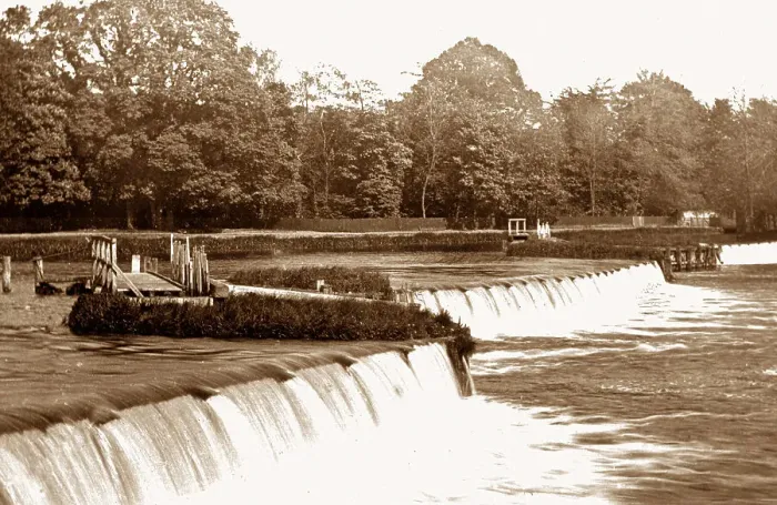 Framed Print : Mapledurham Weir, River Thames Framed Print : Mapledurham Weir, River Thames