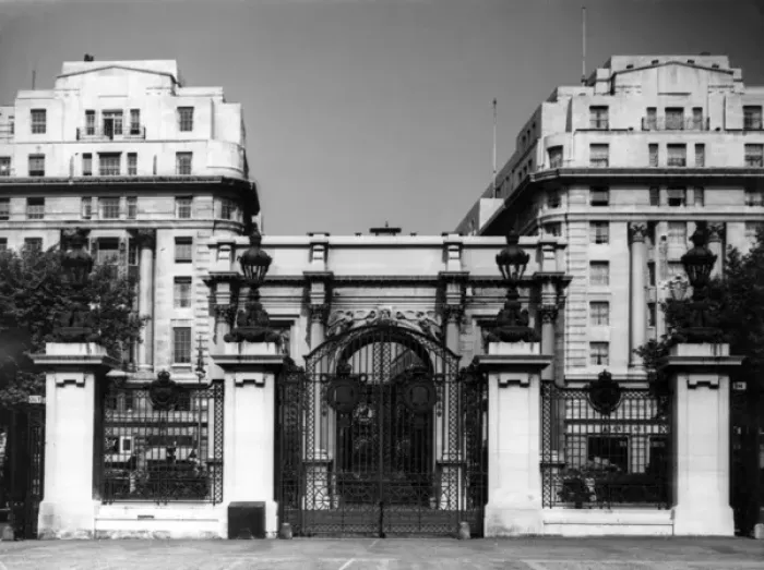 Framed Print : Marble Arch 1981 Framed Print : Marble Arch 1981