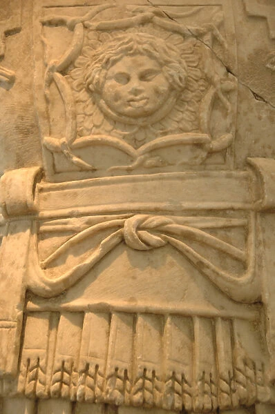Marcus Aurelius (121-180 d. C). Headless statue. Detail. Olym