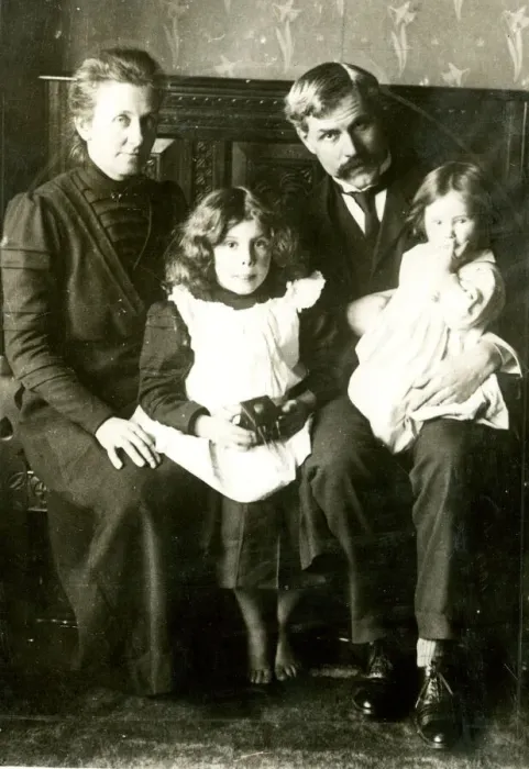 Framed Print : Margaret Ethel MacDonald, Ramsey MacDonald and children Framed Print : Margaret Ethel MacDonald, Ramsey MacDonald and children