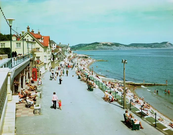 Framed Print : Marine Parade, Lyme Regis Framed Print : Marine Parade, Lyme Regis