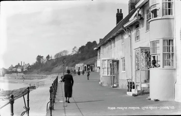 Framed Print : Marine Parade, Lyme Regis Framed Print : Marine Parade, Lyme Regis
