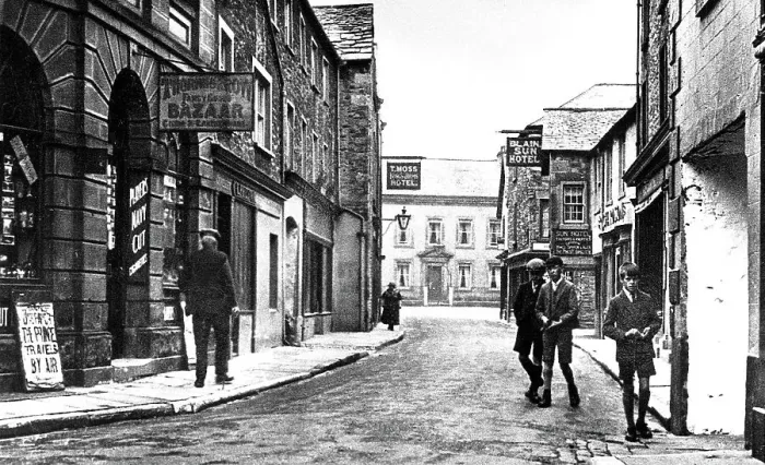 Framed Print : Market Street, Kirkby Lonsdale Framed Print : Market Street, Kirkby Lonsdale