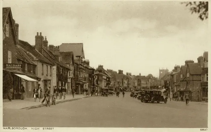 Framed Print : Marlborough, Wiltshire - High Street Framed Print : Marlborough, Wiltshire - High Street