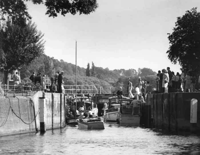 Framed Print : Marsh Lock, Henley Framed Print : Marsh Lock, Henley