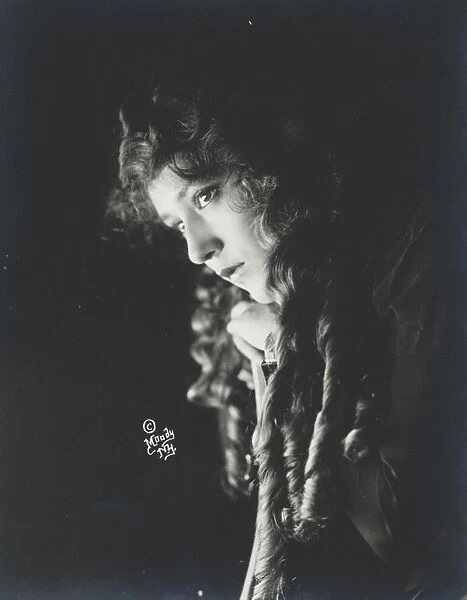 Mary Pickford, head-and-shoulders portrait, facing left