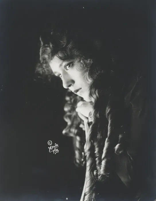 Framed Print : Mary Pickford, head-and-shoulders portrait, facing left Framed Print : Mary Pickford, head-and-shoulders portrait, facing left