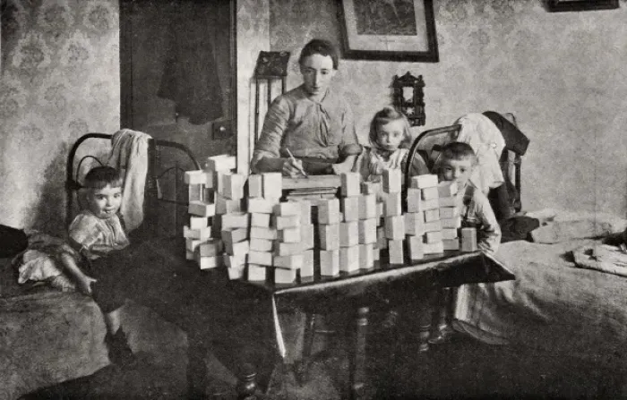 Framed Print : Matchbox making at home, East End of London
