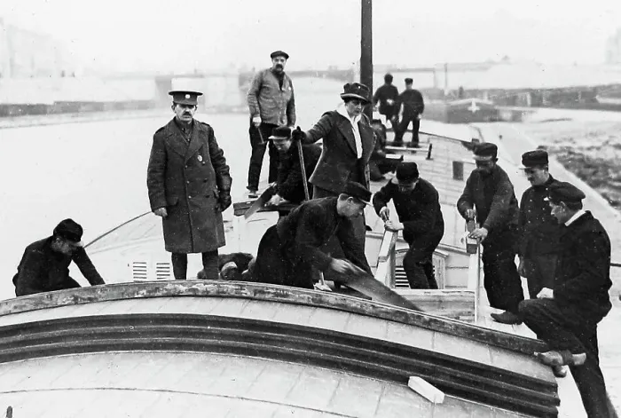 Framed Print : Maxine Elliot oversees fitting out of a contracted barge Framed Print : Maxine Elliot oversees fitting out of a contracted barge