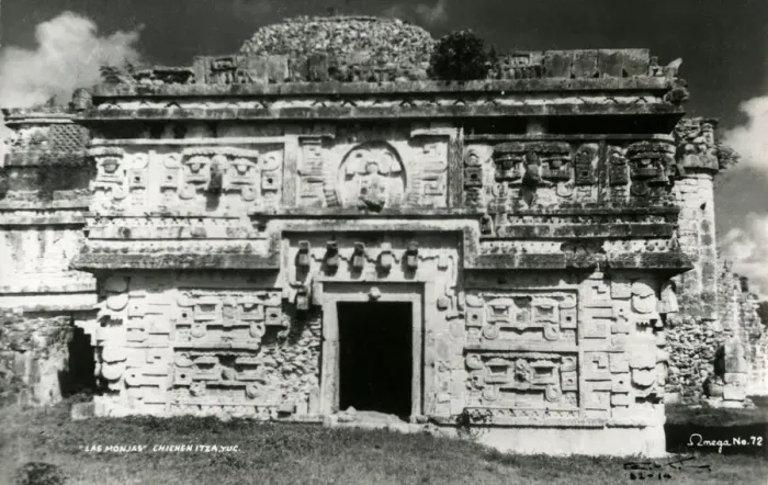 Framed Print : Mayan Ruins - Chichen Itza, Yucatan, Mexico Framed Print : Mayan Ruins - Chichen Itza, Yucatan, Mexico