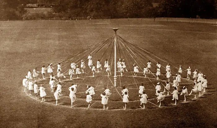Framed Print : Maypole dancing, Bournville Village in the 1920s Framed Print : Maypole dancing, Bournville Village in the 1920s