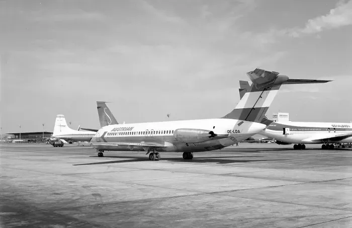 Framed Print : McDonnell Douglas DC-9 OE-LDA Framed Print : McDonnell Douglas DC-9 OE-LDA