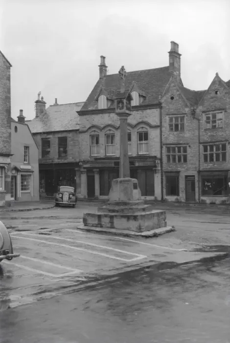 Framed Print : Medieval Market Cross, Market Square, Stow-on-the-Wold Framed Print : Medieval Market Cross, Market Square, Stow-on-the-Wold