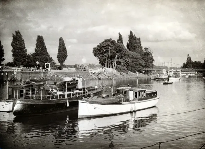 Framed Print : Medusa at Teddington Lock 1938 Framed Print : Medusa at Teddington Lock 1938