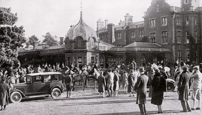 Framed Print : The Meet in front of Easthampstead Park, Berkshire Framed Print : The Meet in front of Easthampstead Park, Berkshire