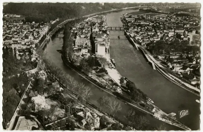 Framed Print : Melun, Seine-et-Marne department, France - Aerial View Framed Print : Melun, Seine-et-Marne department, France - Aerial View