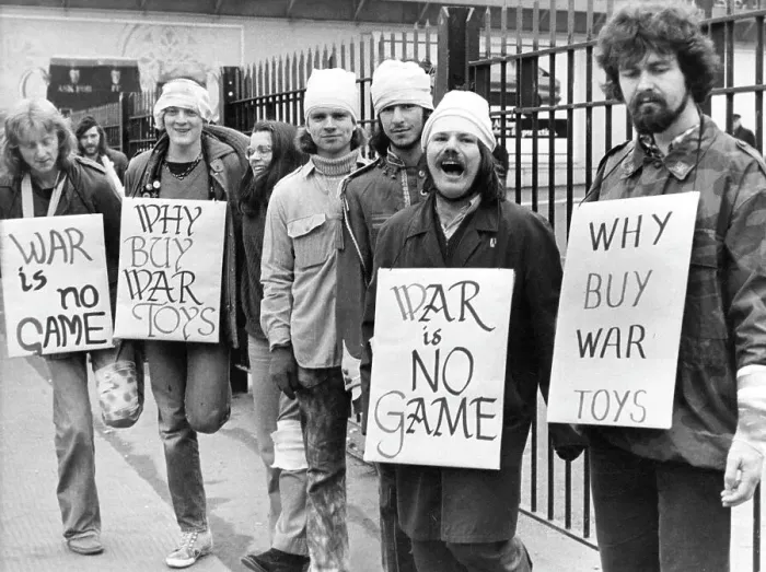 Framed Print : Members of London Peace Action campaigning Framed Print : Members of London Peace Action campaigning
