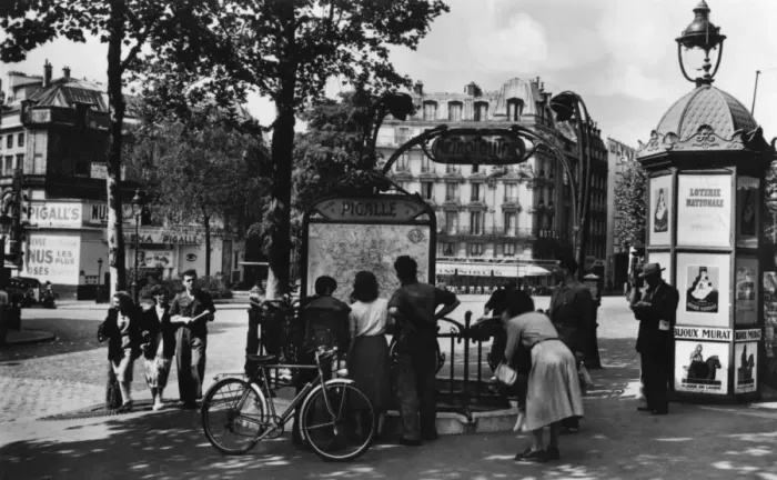 Framed Print : Members of the public stop to look at a map Framed Print : Members of the public stop to look at a map