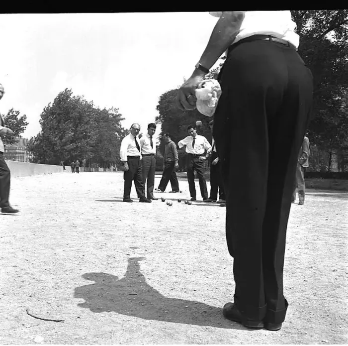 : Men playing boules, Paris : Men playing boules, Paris
