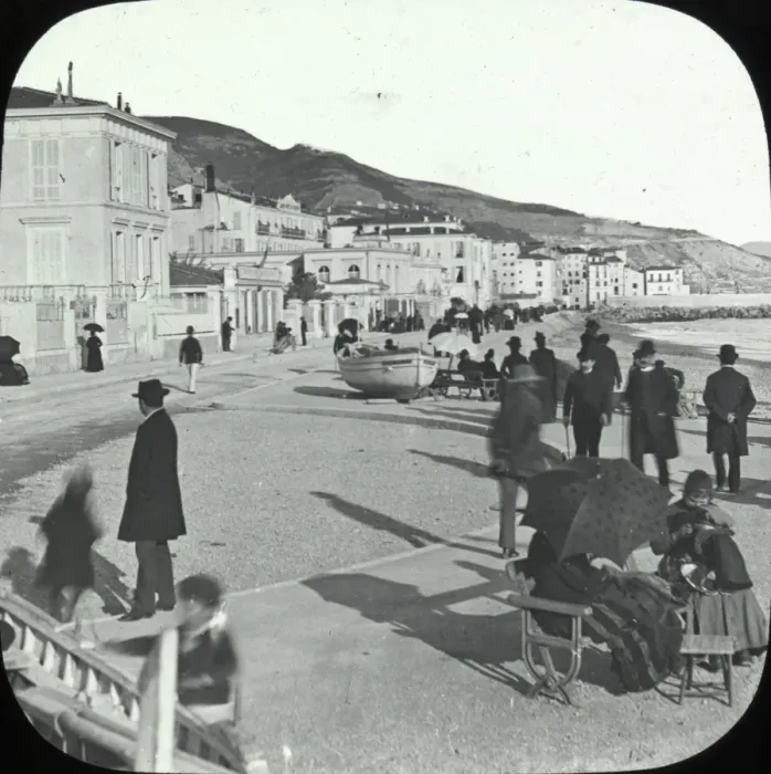 Framed Print : Mentone Promenade