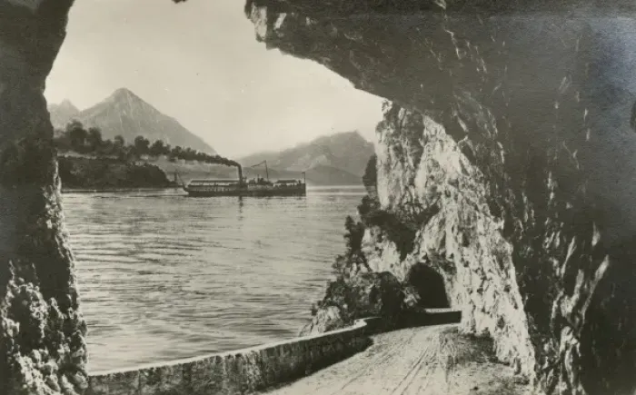 Framed Print : Merligenstrasse running alongside Lake Thun Framed Print : Merligenstrasse running alongside Lake Thun
