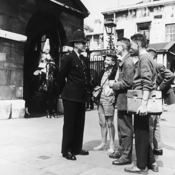 Framed Print : Met Police officer speaking to tourists Framed Print : Met Police officer speaking to tourists