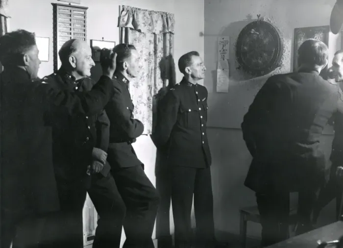 Framed Print : Metropolitan Police B Division officers playing darts Framed Print : Metropolitan Police B Division officers playing darts