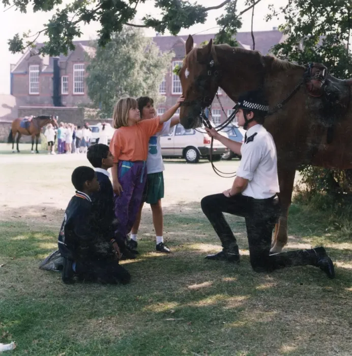 Framed Print : Metropolitan Police officer with horse and children Framed Print : Metropolitan Police officer with horse and children