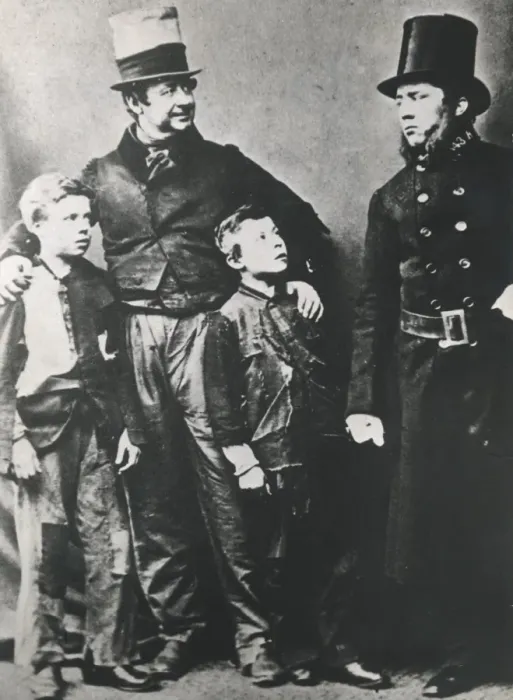 Framed Print : Metropolitan Police officer with man and two boys Framed Print : Metropolitan Police officer with man and two boys