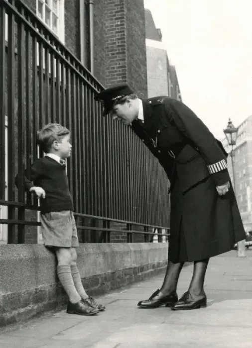 Framed Print : Metropolitan Police officer speaking to a little boy Framed Print : Metropolitan Police officer speaking to a little boy