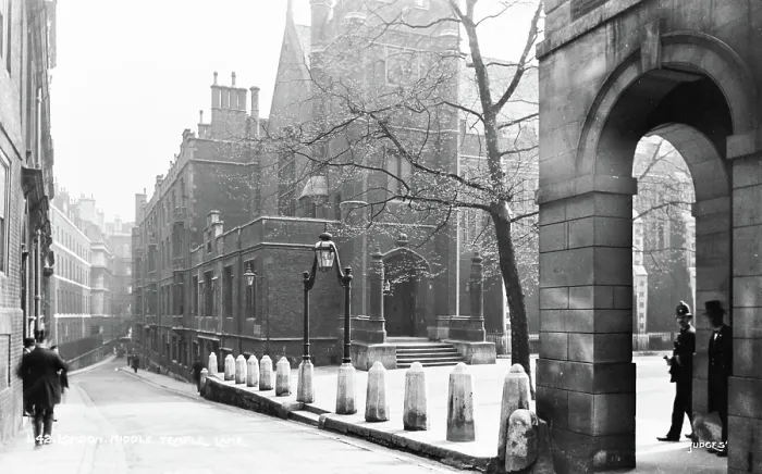 Framed Print : Middle Temple Lane, London Framed Print : Middle Temple Lane, London