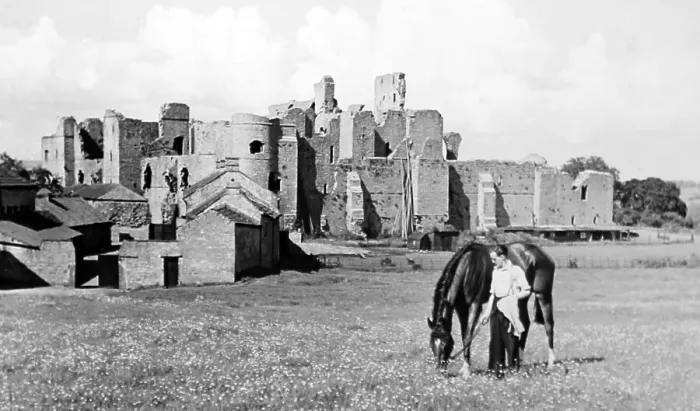 Framed Print : Middleham Castle in the 1930s Framed Print : Middleham Castle in the 1930s