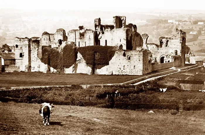 Framed Print : Middleham Castle Framed Print : Middleham Castle