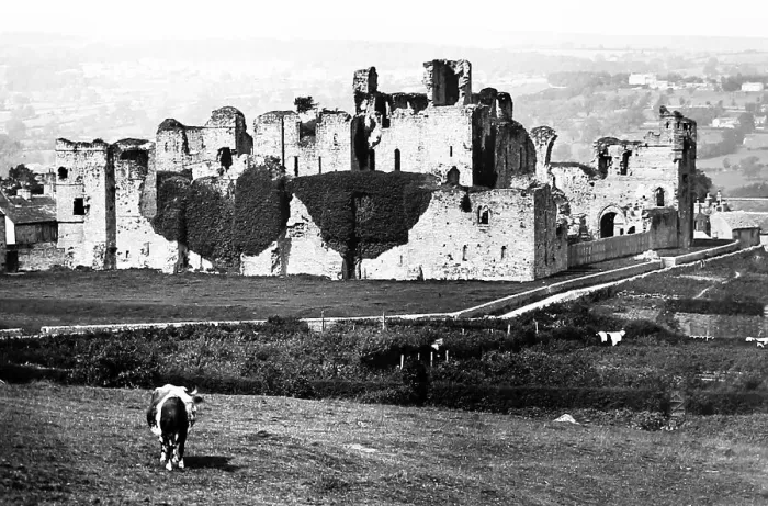 Framed Print : Middleham Castle - Victorian period Framed Print : Middleham Castle - Victorian period