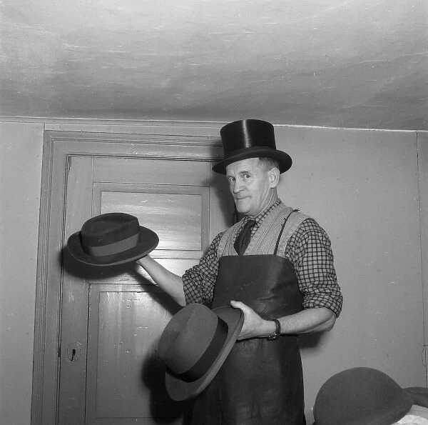 Milliner. A hatter, Landskrona 1952 Date: 1952