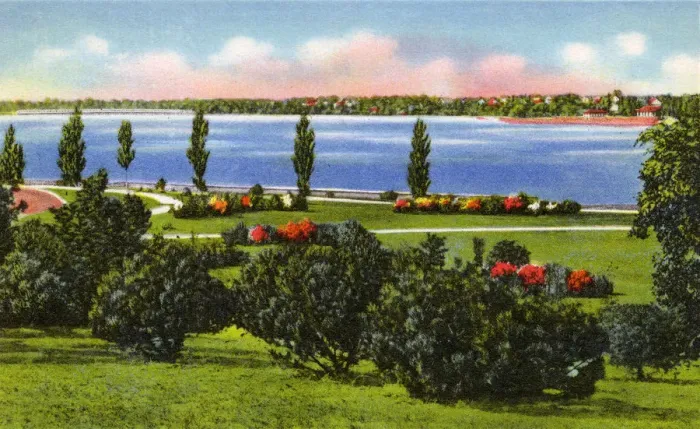 Framed Print : Minneapolis, Minnesota, USA - Lake Nokomis Park Framed Print : Minneapolis, Minnesota, USA - Lake Nokomis Park