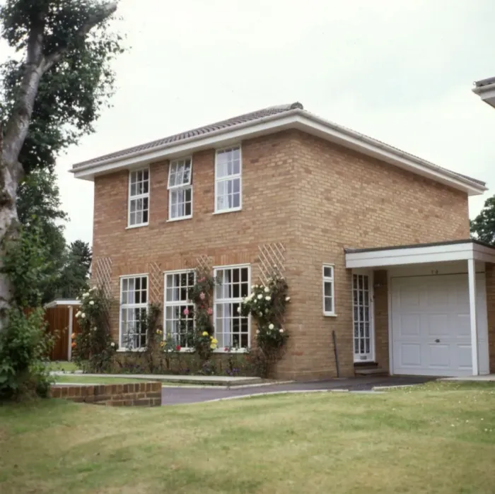 Framed Print : MODERN DETACHED HOUSE Framed Print : MODERN DETACHED HOUSE