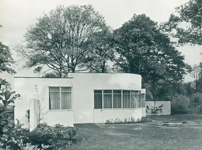 Framed Print : Modernist Bungalow, Welwyn, Hertfordshire Framed Print : Modernist Bungalow, Welwyn, Hertfordshire