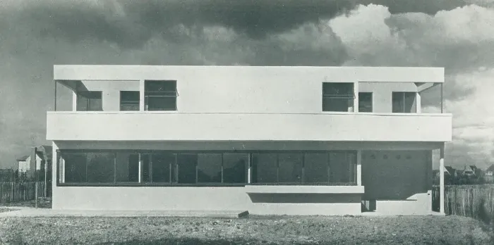 Framed Print : Modernist House, Bognor, Sussex Framed Print : Modernist House, Bognor, Sussex