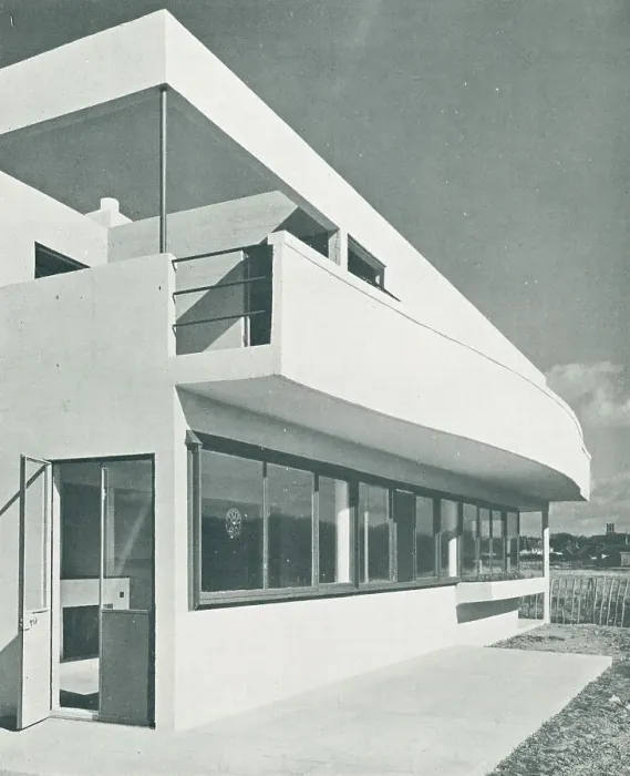 Framed Print : Modernist House, Bognor, Sussex Framed Print : Modernist House, Bognor, Sussex