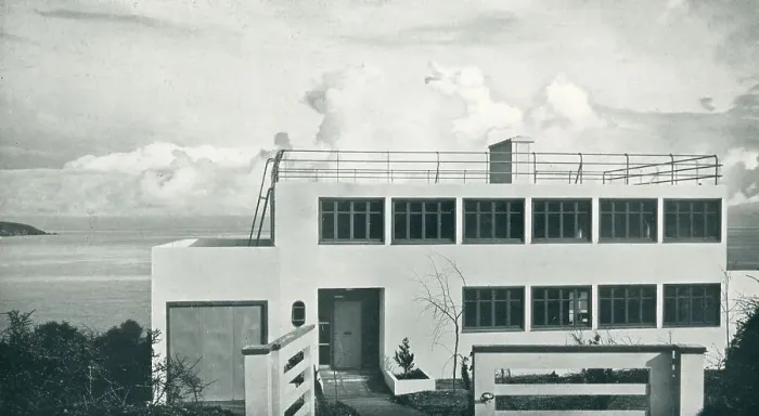 Framed Print : Modernist House, Carlyon Bay, Cornwall Framed Print : Modernist House, Carlyon Bay, Cornwall