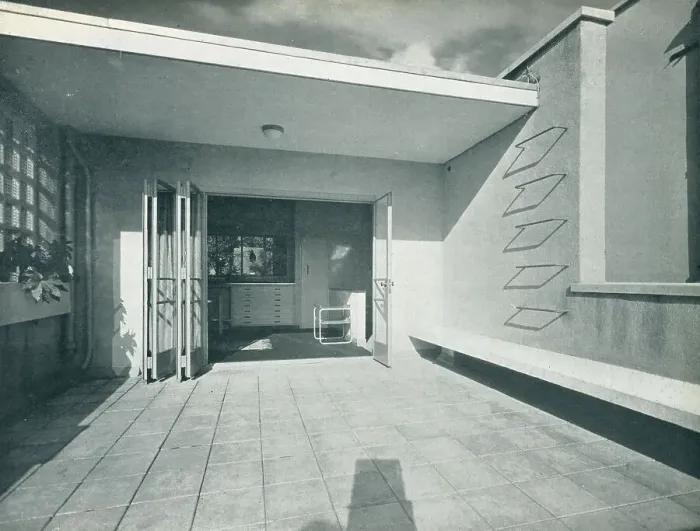 Framed Print : Modernist House, Downshire Hill, Hampstead Framed Print : Modernist House, Downshire Hill, Hampstead