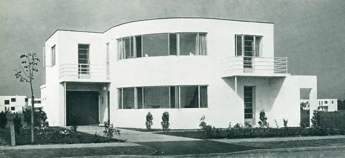 Framed Print : Modernist House At Frinton-On-Sea Framed Print : Modernist House At Frinton-On-Sea