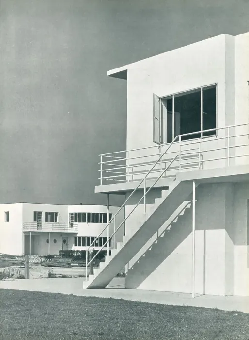 Framed Print : Modernist House, Frinton-On-Sea Framed Print : Modernist House, Frinton-On-Sea