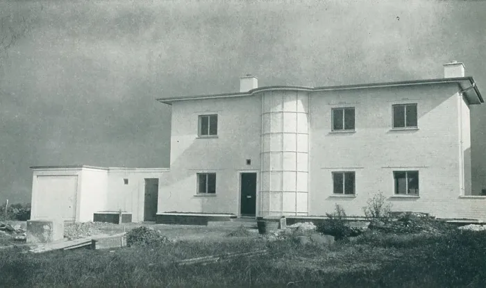 Framed Print : Modernist House At Hook Green, Meopham, Kent Framed Print : Modernist House At Hook Green, Meopham, Kent