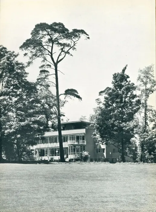 Framed Print : Modernist House, Moor Park, Rickmansworth Framed Print : Modernist House, Moor Park, Rickmansworth