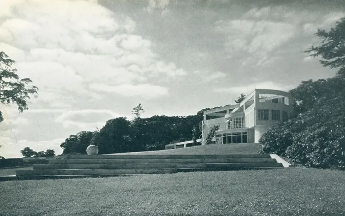 Framed Print : Modernist House, Surrey Framed Print : Modernist House, Surrey
