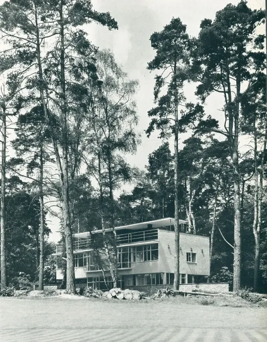 Framed Print : Modernist House, Wentworth Framed Print : Modernist House, Wentworth