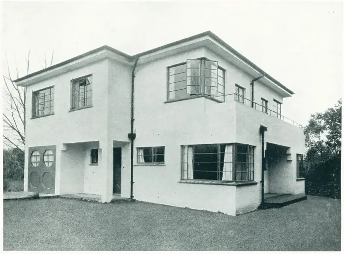 Framed Print : Modernist Seaside House, Frinton-On-Sea Framed Print : Modernist Seaside House, Frinton-On-Sea